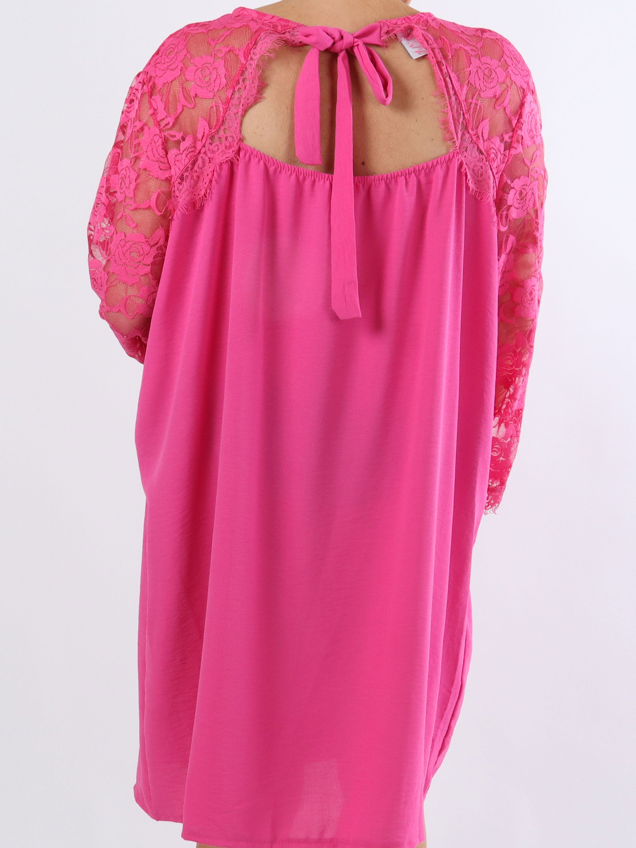 Nadine Dress - Söt spets i plus size-klänning med rosett